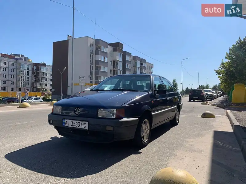 Седан Volkswagen Passat 1993 в 