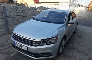 Седан Volkswagen Passat 2016 в Ровно