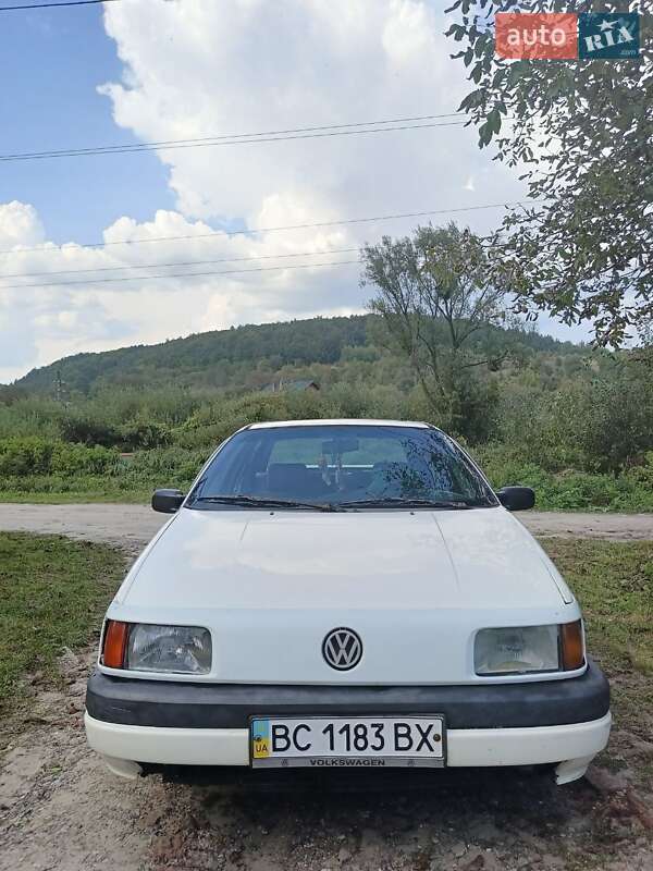 Седан Volkswagen Passat 1988 в Брюховичах