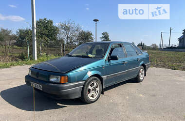 Седан Volkswagen Passat 1988 в Городку