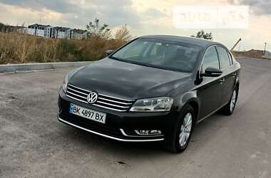 Седан Volkswagen Passat 2011 в Ровно