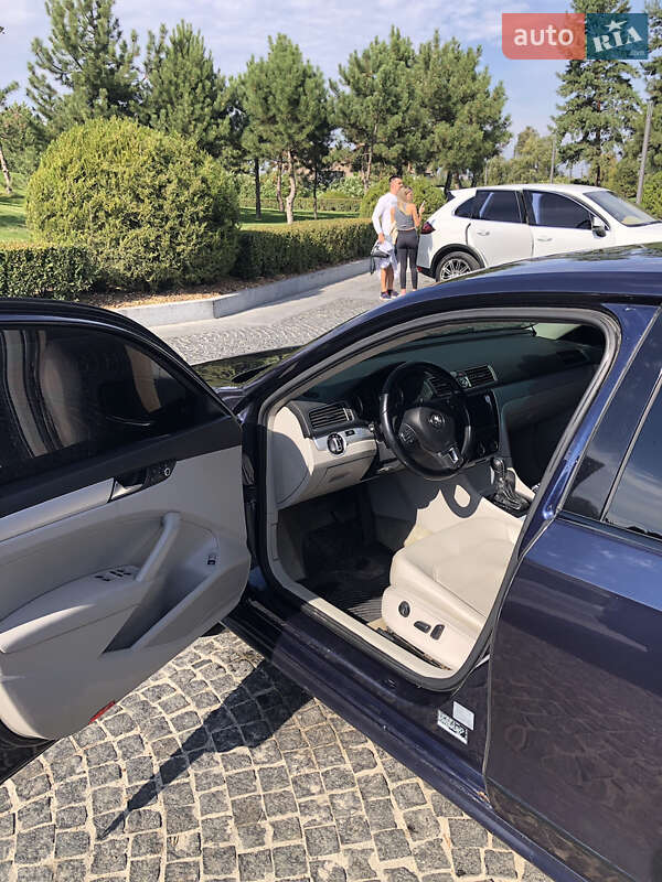 Седан Volkswagen Passat 2013 в Днепре