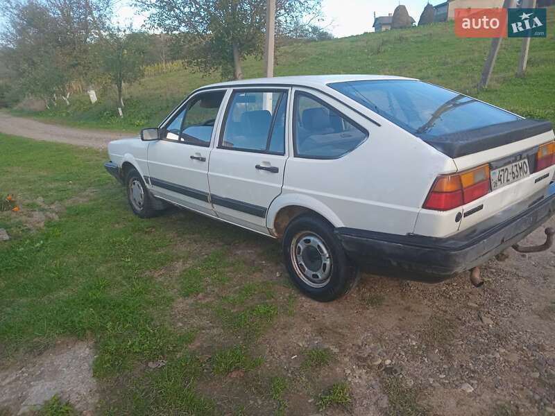 Універсал Volkswagen Passat 1988 в Нижніми Станівцями