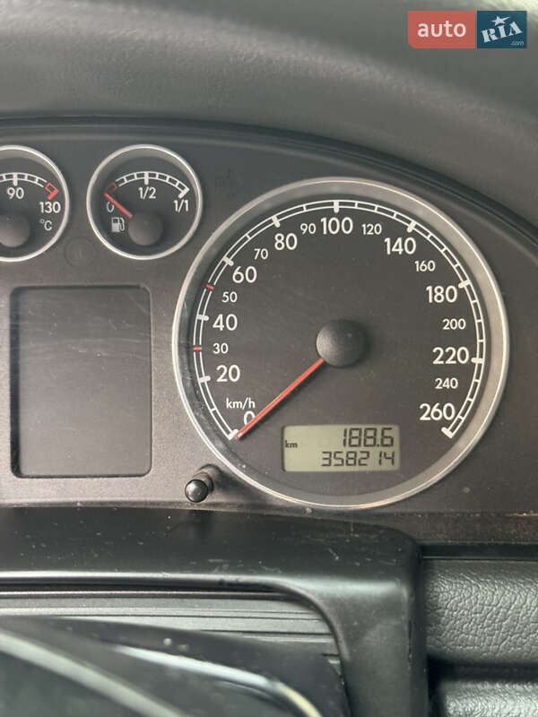 Седан Volkswagen Passat 2004 в Киеве