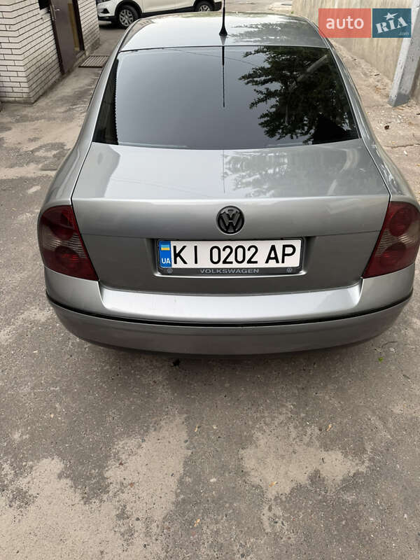 Седан Volkswagen Passat 2004 в Киеве