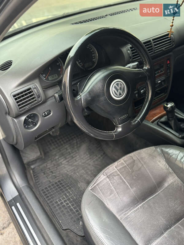 Седан Volkswagen Passat 2004 в Киеве