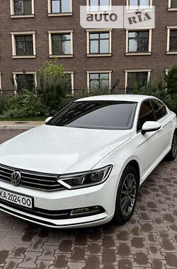 Седан Volkswagen Passat 2015 в Киеве