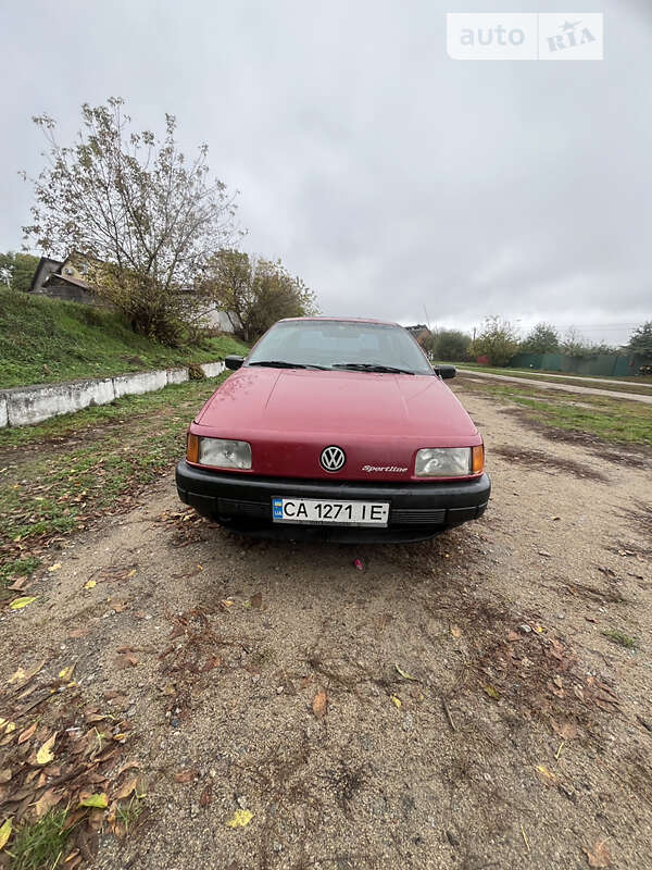 Седан Volkswagen Passat 1991 в Богуславе