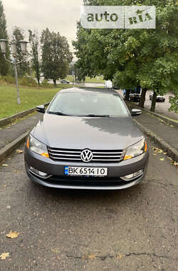 Седан Volkswagen Passat 2015 в Ровно