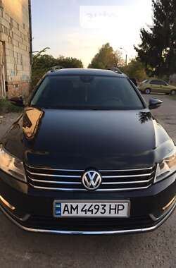 Універсал Volkswagen Passat 2013 в Житомирі