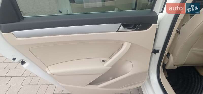 Седан Volkswagen Passat 2012 в Львове