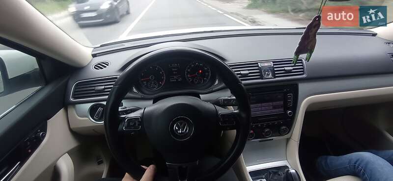 Седан Volkswagen Passat 2012 в Львове