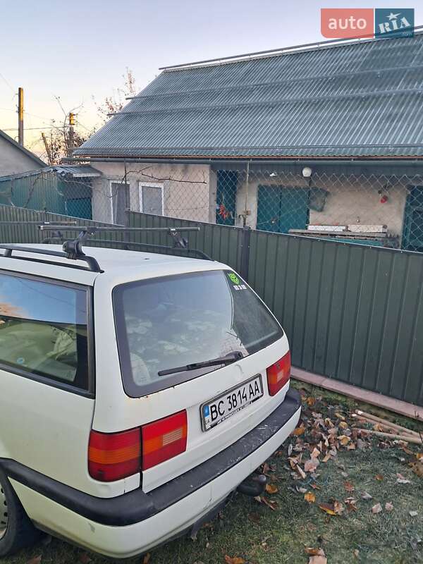 Універсал Volkswagen Passat 1995 в Жовкві