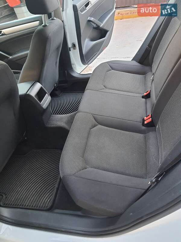 Седан Volkswagen Passat 2016 в Києві