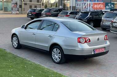 Седан Volkswagen Passat 2006 в Сарнах