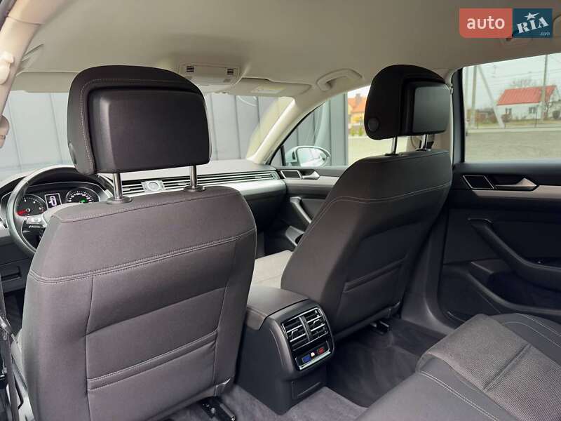 Универсал Volkswagen Passat 2018 в Киеве
