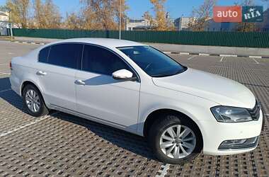 Седан Volkswagen Passat 2012 в Києві