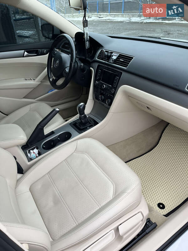 Седан Volkswagen Passat 2014 в Чернівцях