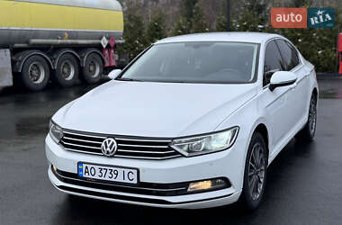 Седан Volkswagen Passat 2015 в Іршаві