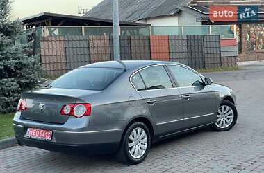 Седан Volkswagen Passat 2006 в Сарнах