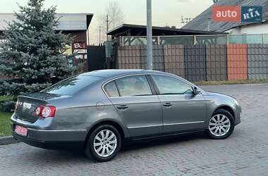 Седан Volkswagen Passat 2006 в Сарнах