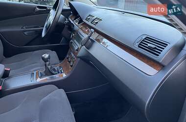 Седан Volkswagen Passat 2006 в Сарнах