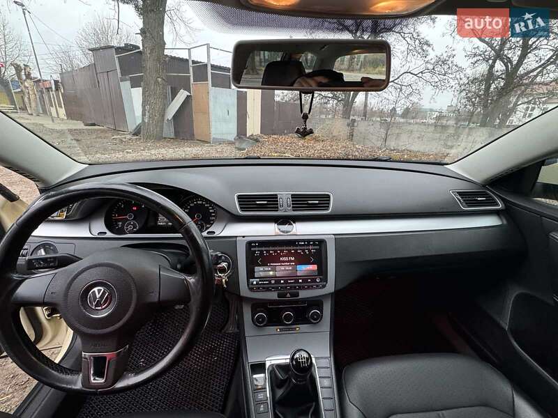Універсал Volkswagen Passat 2011 в Дніпрі