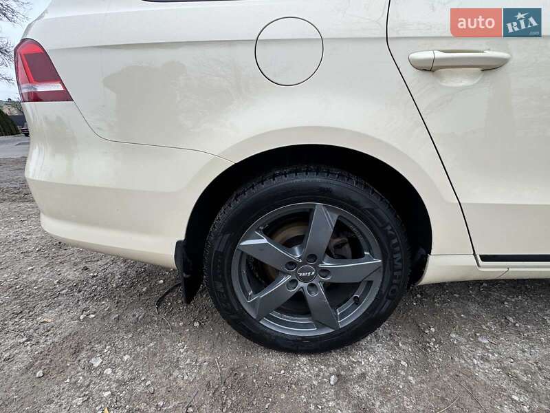 Універсал Volkswagen Passat 2011 в Дніпрі