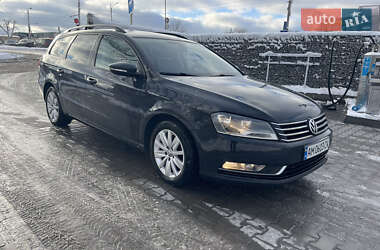 Універсал Volkswagen Passat 2011 в Житомирі