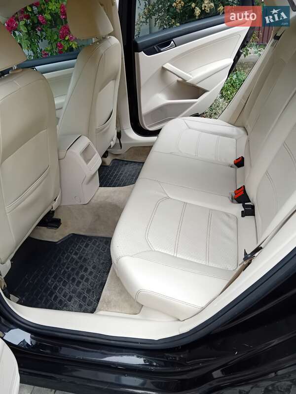 Седан Volkswagen Passat 2013 в Чернівцях