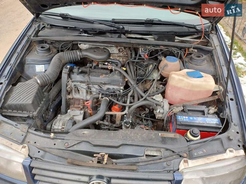 Седан Volkswagen Passat 1994 в Глухові