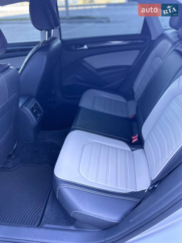 Седан Volkswagen Passat 2015 в Днепре