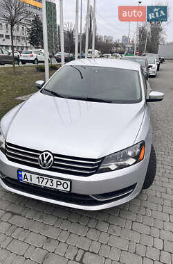 Седан Volkswagen Passat 2012 в Києві