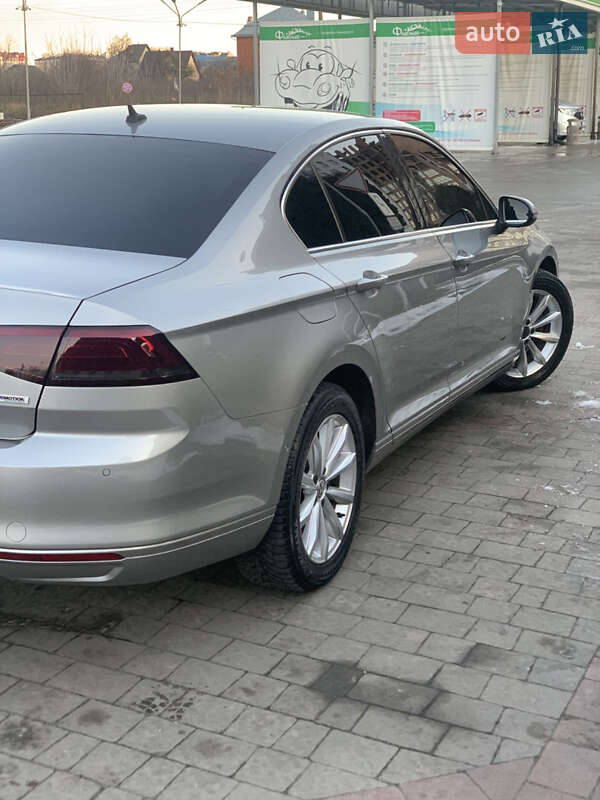 Седан Volkswagen Passat 2015 в Ивано-Франковске