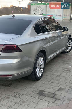 Седан Volkswagen Passat 2015 в Ивано-Франковске