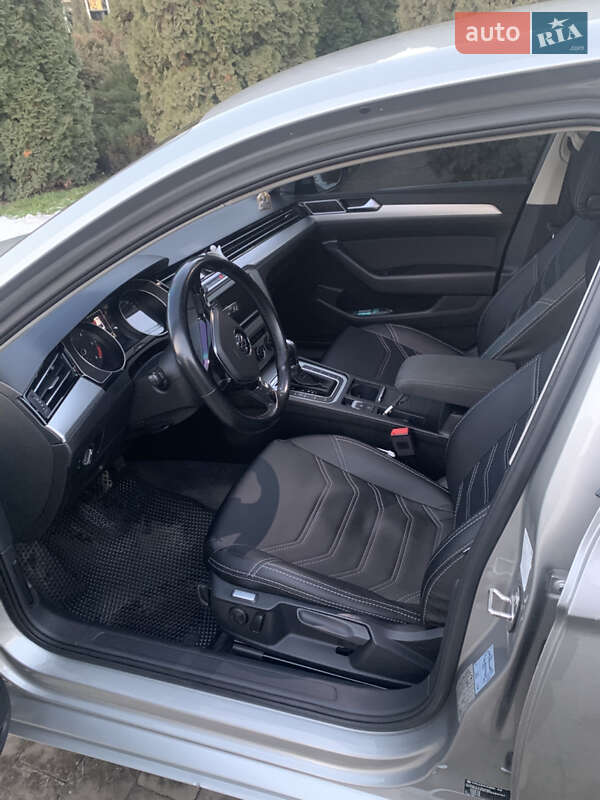 Седан Volkswagen Passat 2015 в Ивано-Франковске