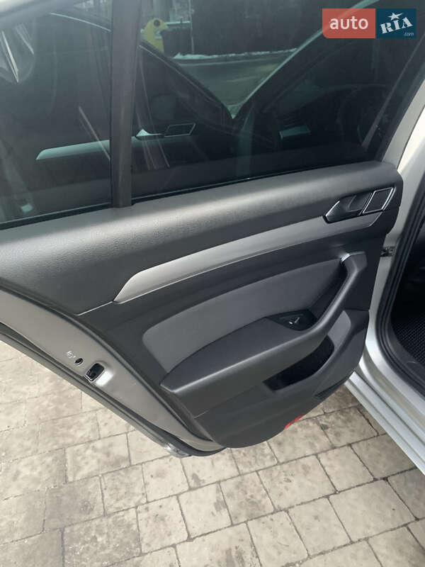 Седан Volkswagen Passat 2015 в Ивано-Франковске