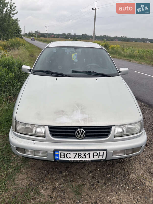 Седан Volkswagen Passat 1994 в Львове