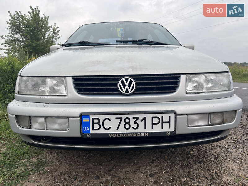 Седан Volkswagen Passat 1994 в Львове