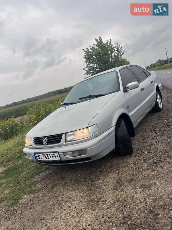 Седан Volkswagen Passat 1994 в Львове