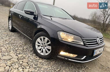 Седан Volkswagen Passat 2011 в Хусті