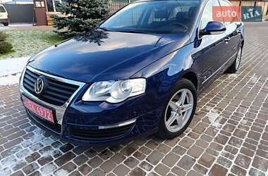 Седан Volkswagen Passat 2006 в Сарнах