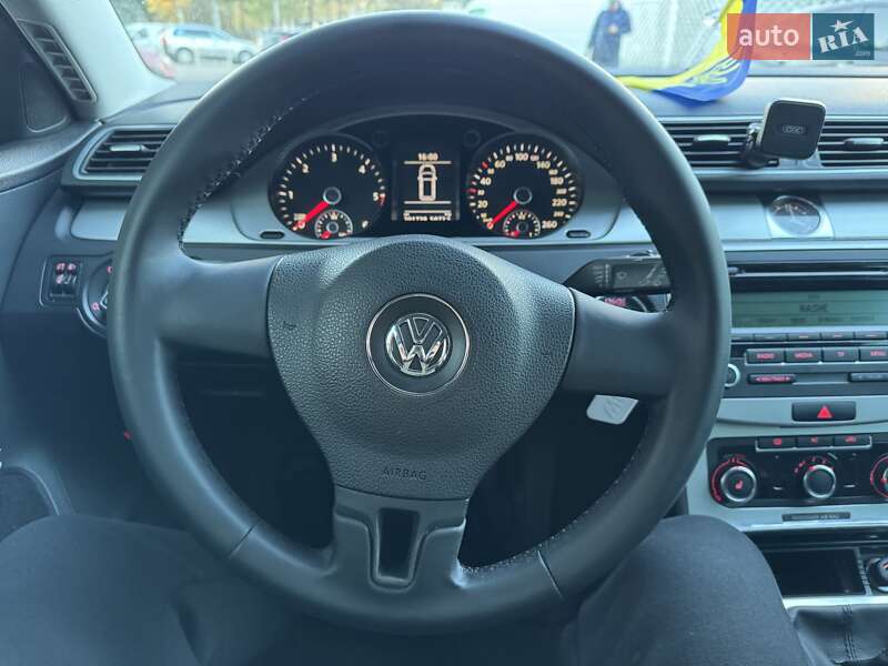 Универсал Volkswagen Passat 2011 в Ровно