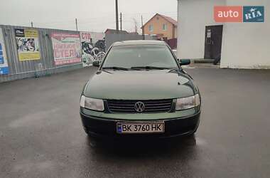 Седан Volkswagen Passat 1997 в Звягелі