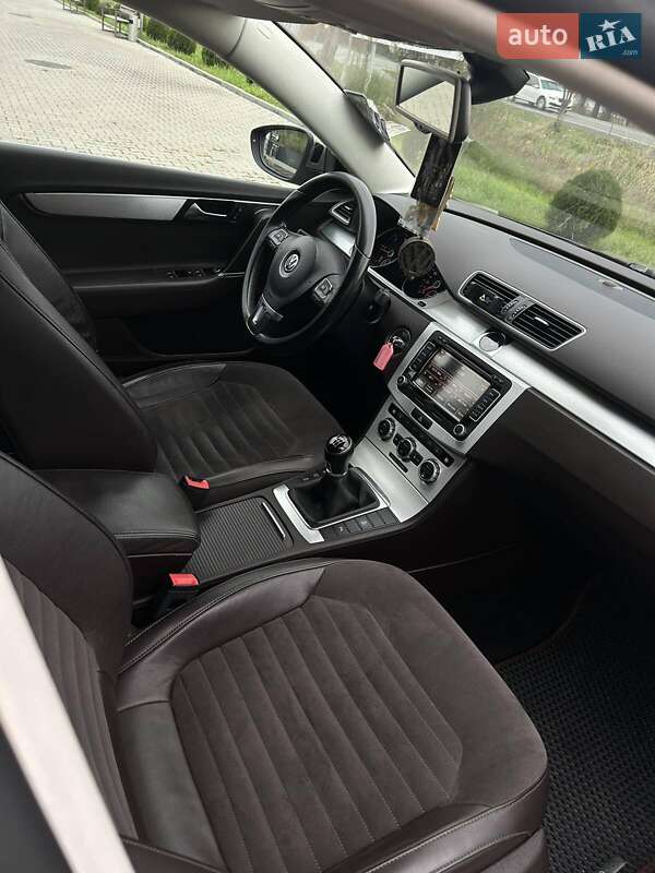 Седан Volkswagen Passat 2012 в Ужгороді