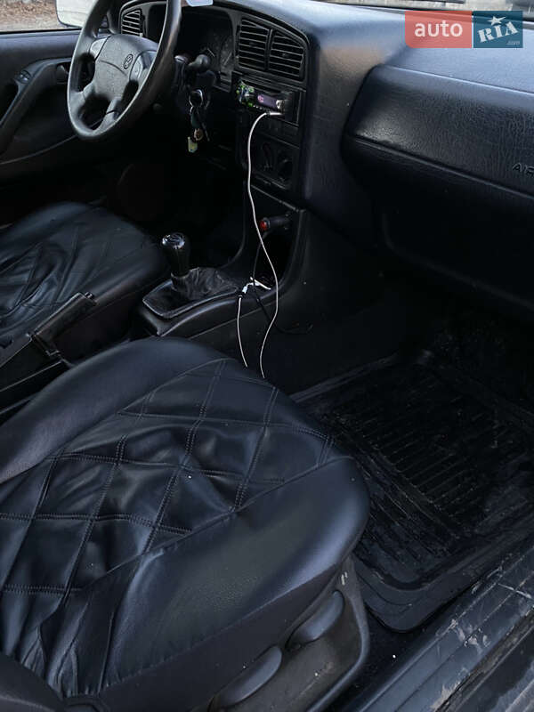 Седан Volkswagen Passat 1994 в Харькове