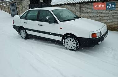 Седан Volkswagen Passat 1988 в Новояворовске