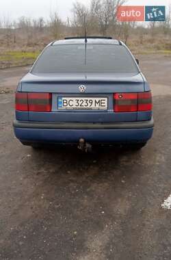 Седан Volkswagen Passat 1995 в Бродах