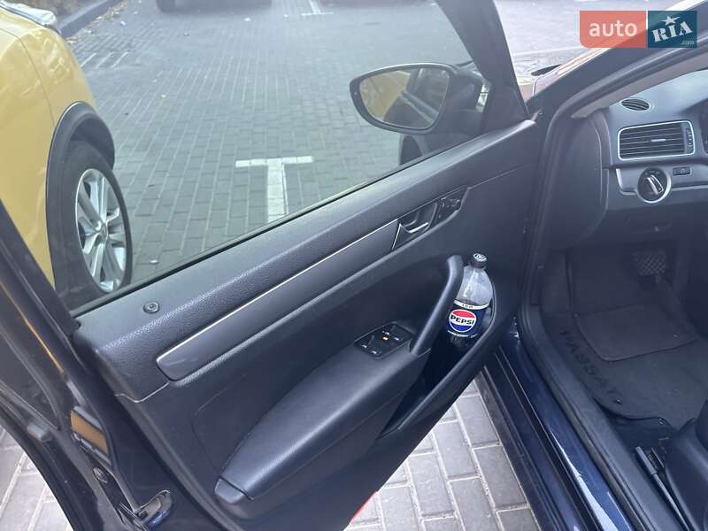 Седан Volkswagen Passat 2011 в Каневе