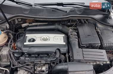 Седан Volkswagen Passat 2010 в Звягеле